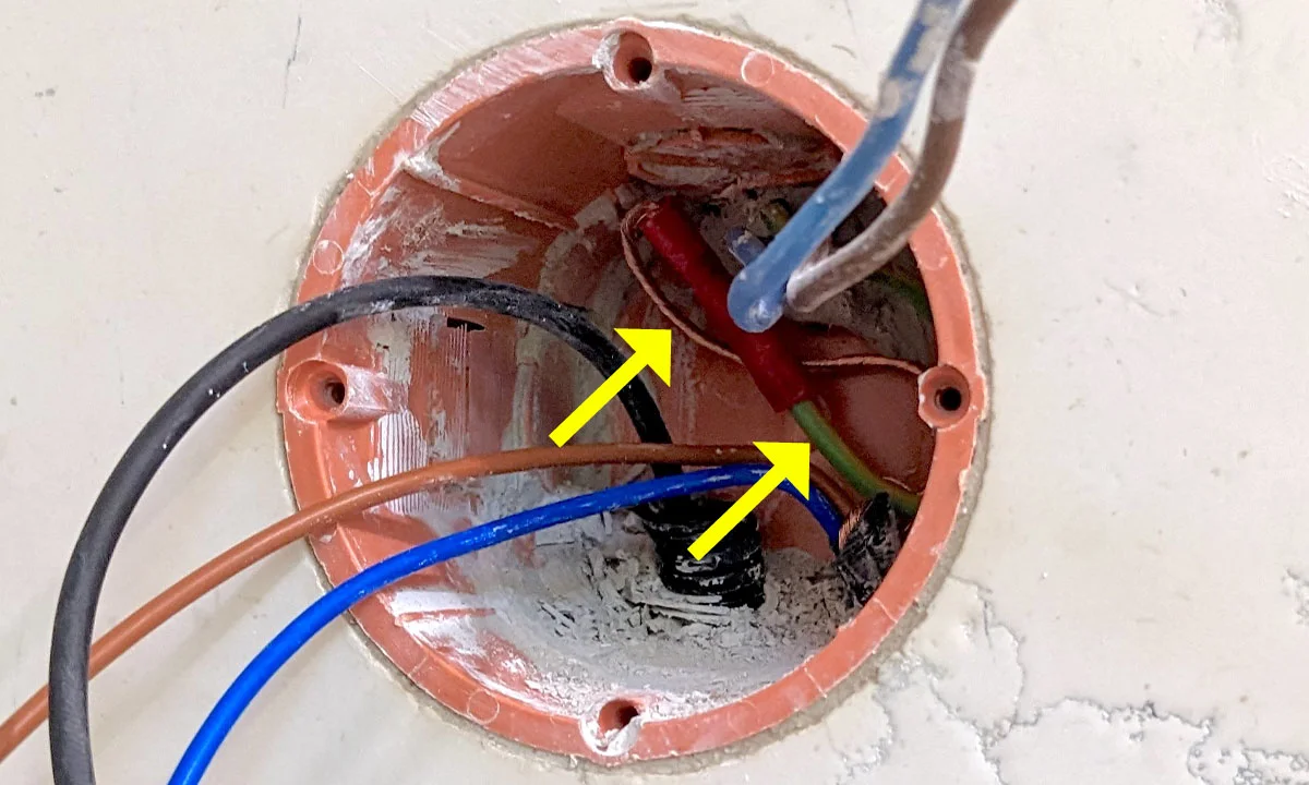 Przewód ochronny PE maty grzewczej podłogowej połączony trwale z przewodem PE instalacji elektrycznej.