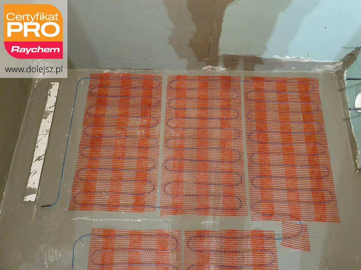 Elektryczne ogrzewanie podłogi w łazience z dużym prysznicem walk-in Warszawa