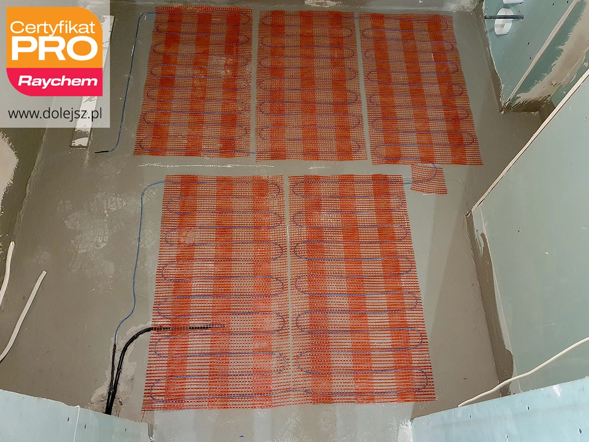 Elektryczne ogrzewanie podłogi w łazience z dużym prysznicem walk-in