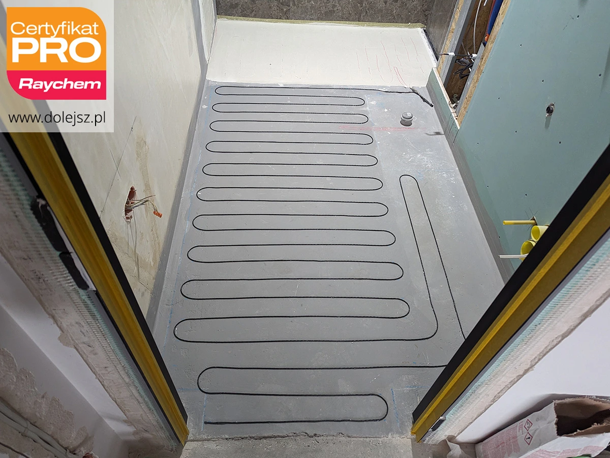 Łazienka z prysznicem walk-in i ogrzewaniem podłogowym kablem grzejnym