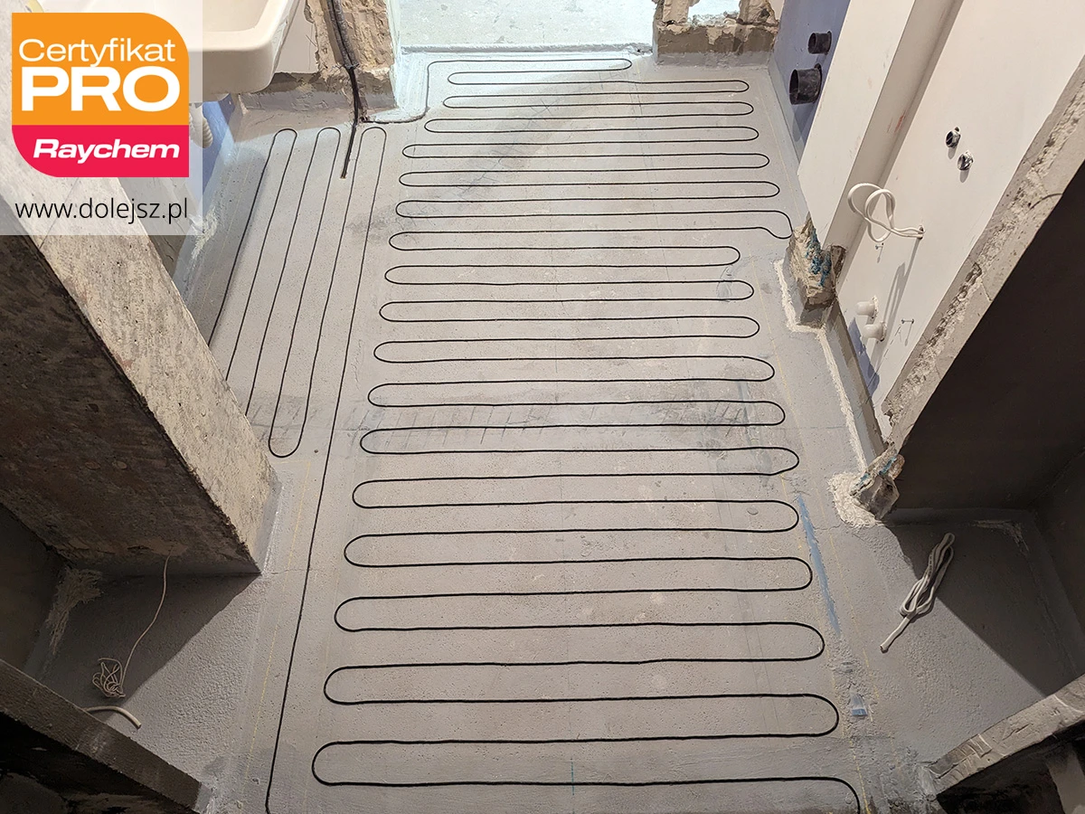 Łazienka z wanną i ogrzewaną podłogą pod umywalką - Warszawa