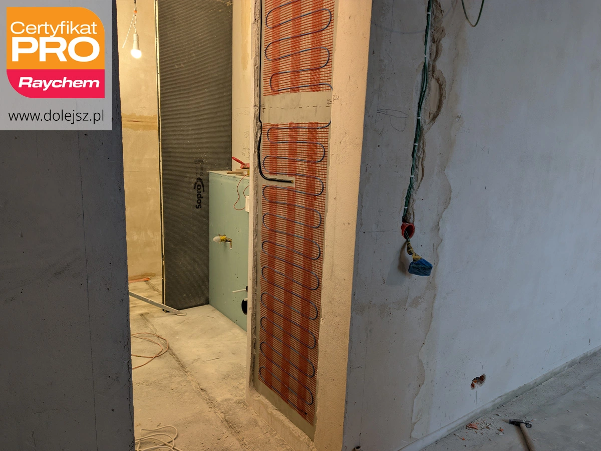 Mata grzejna na ścianie w łazience do suszenia ręczników - Warszawa