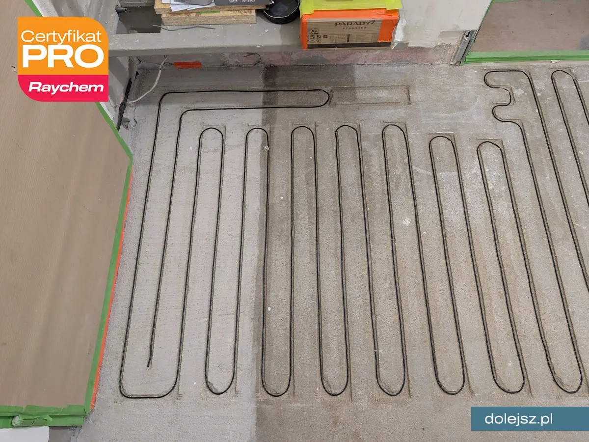 Elektryczne ogrzewanie podłogowe w przedpokoju - kabel w bruzdach | Warszawa